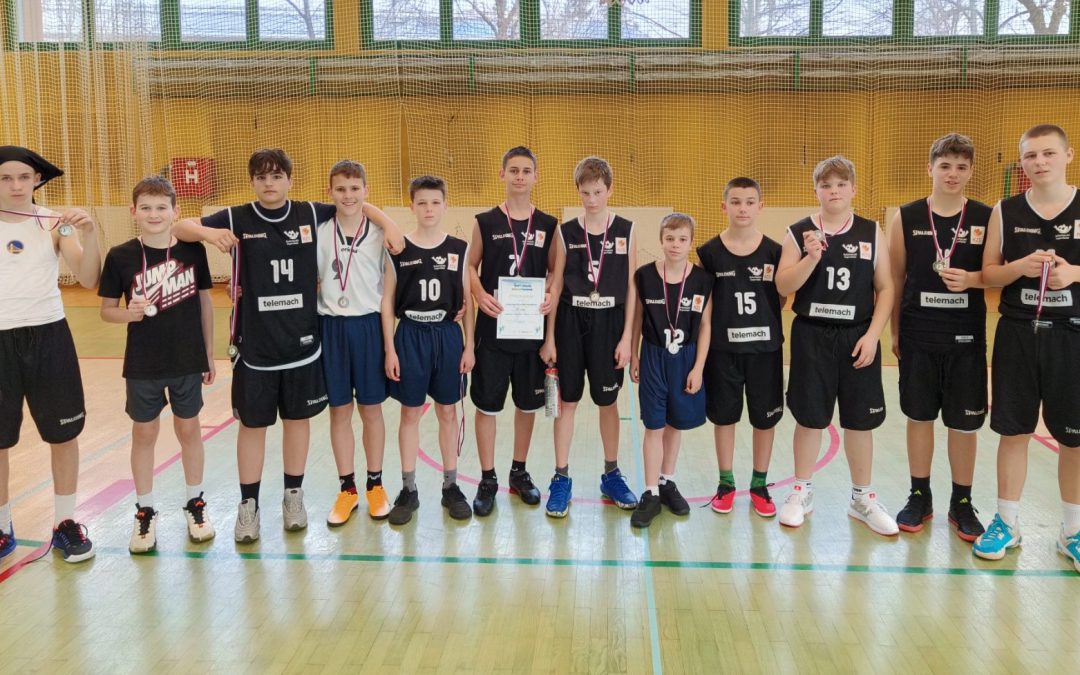Mlajši dečki srebrni na področnem prvenstvu v košarki